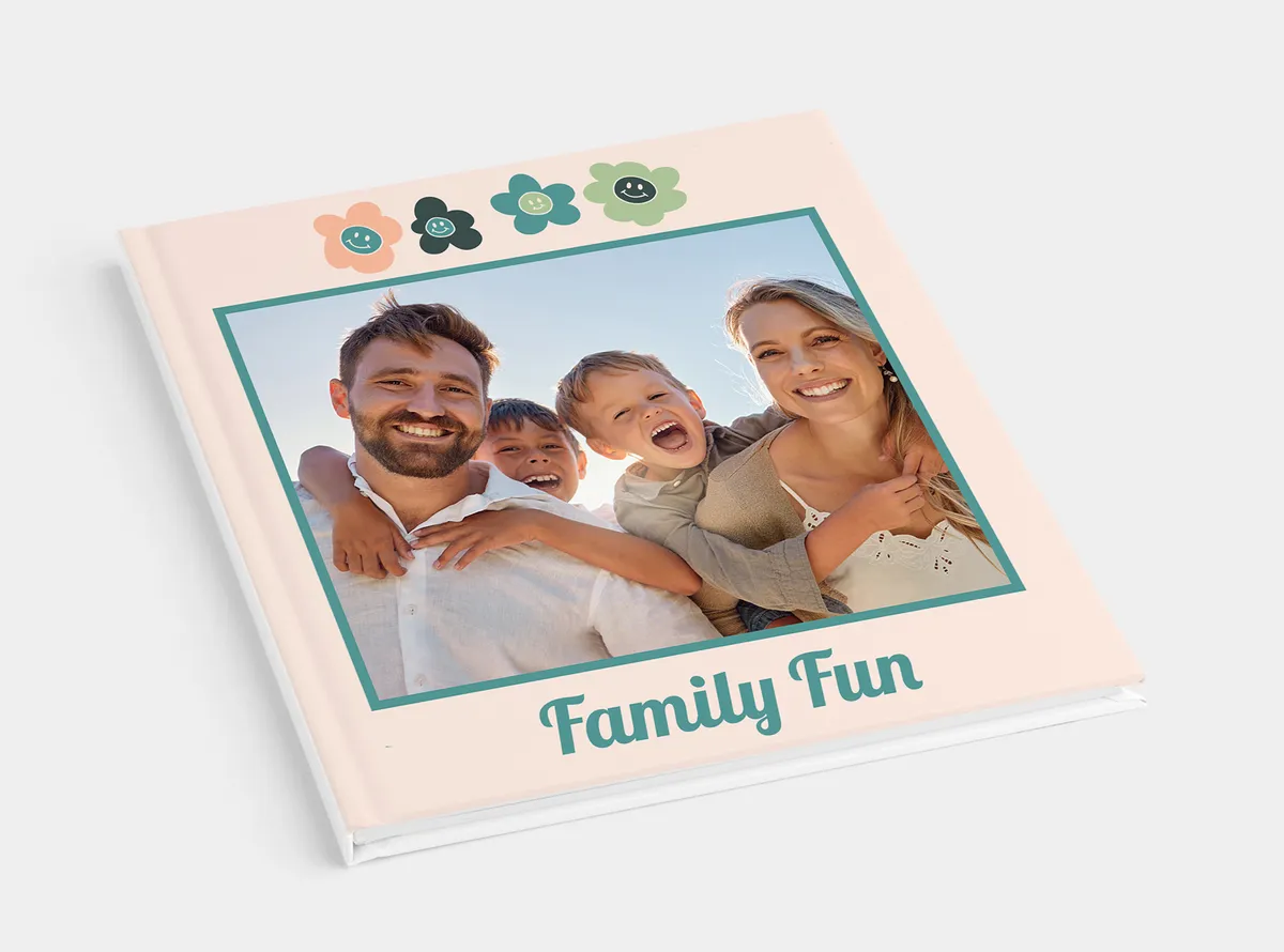 Fotobuch Hardcover 20x20 mit einem Foto einer glücklichen Familie auf dem Cover