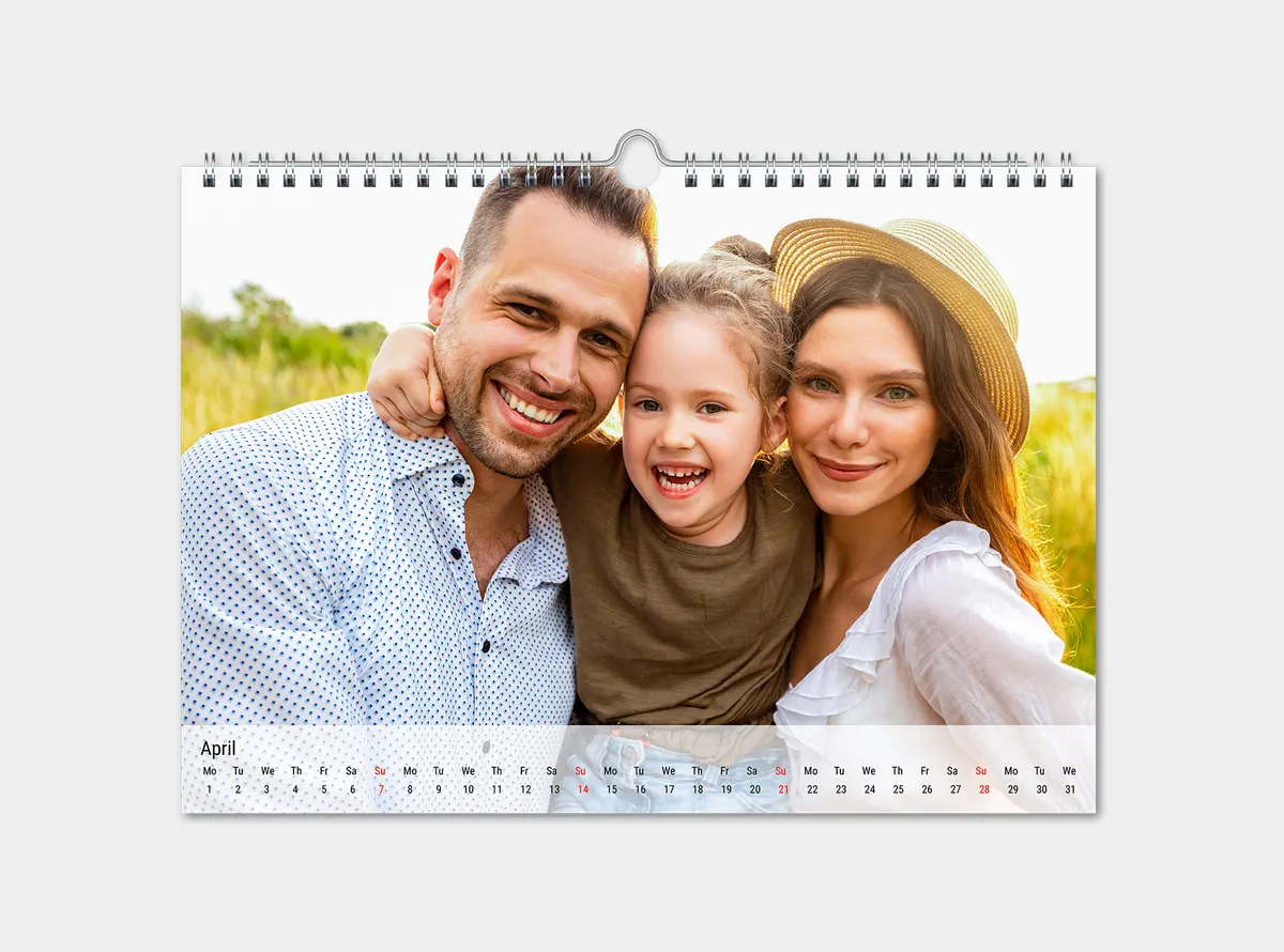 Wandkalender mit Foto von einer Frau die sich die Berge anschaut