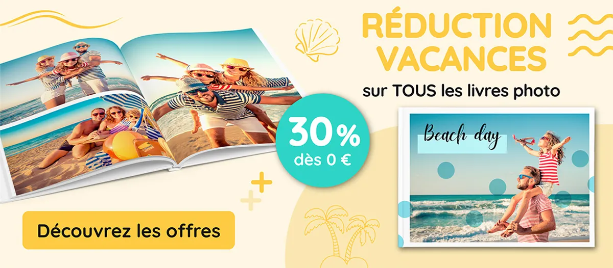 Des albums photo contenant les photos de vacances d'une famille sur fond turquoise et un badge offrant une réduction de 30%