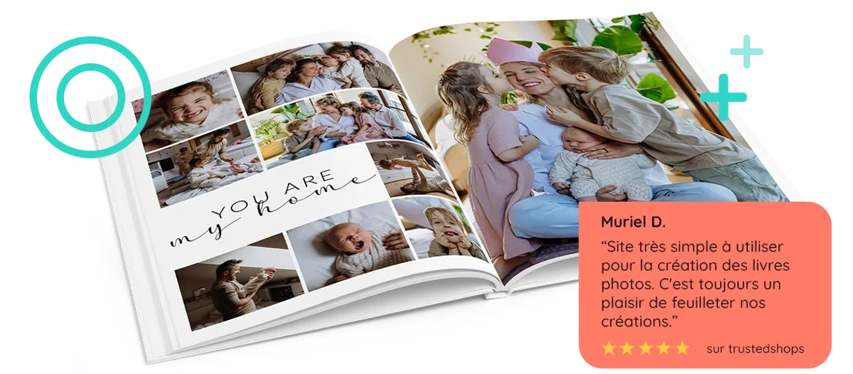 Livre photo rigide A4 vertical ouvert avec des photos de famille, placé derrière un avis client