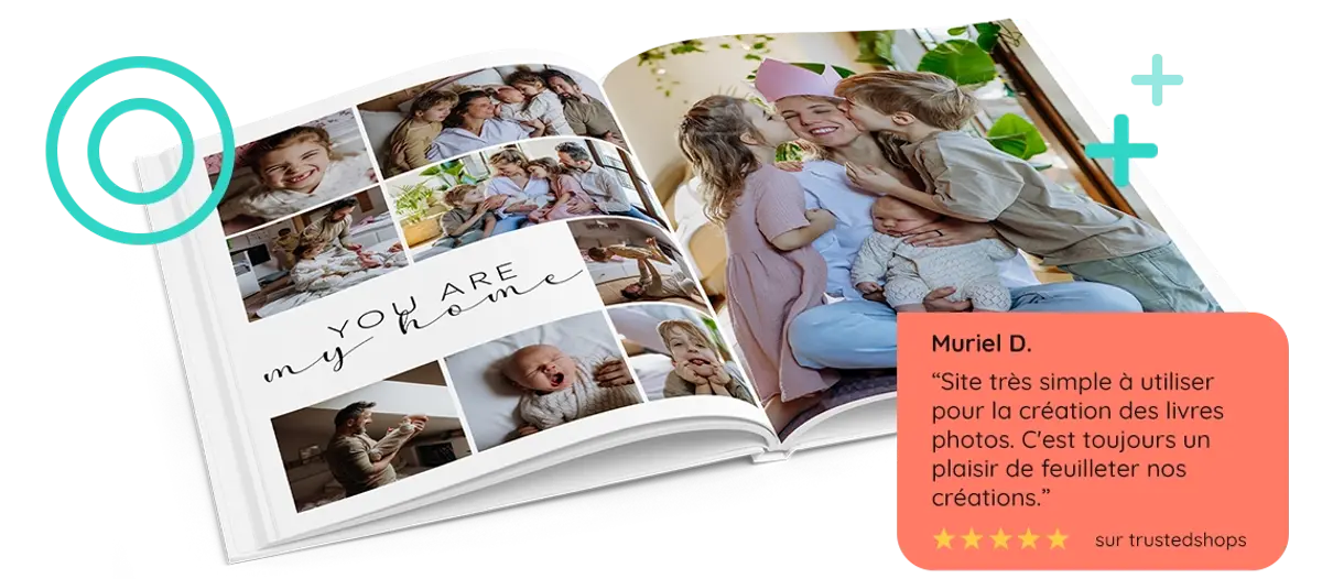 Livre photo rigide A4 vertical ouvert avec des photos de famille, placé derrière un avis client